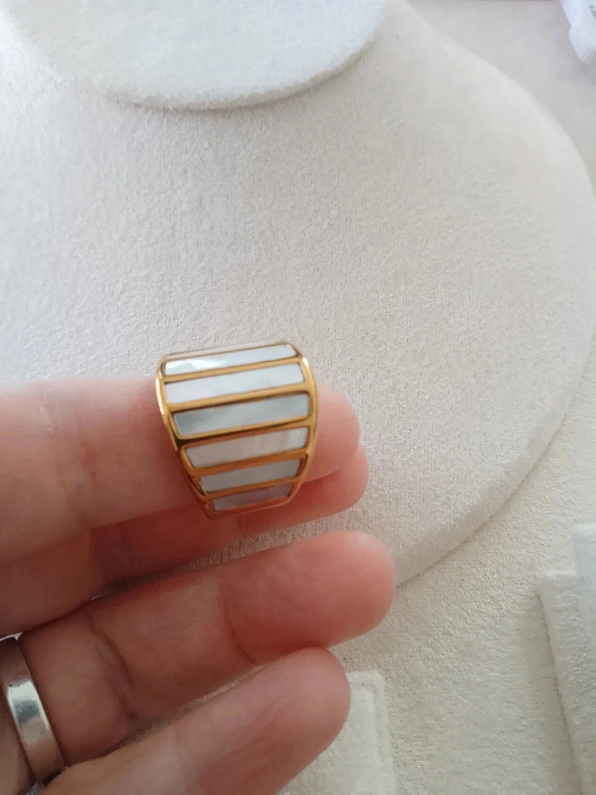 Stainless steel and white mother-of-pearl ring – photo 4